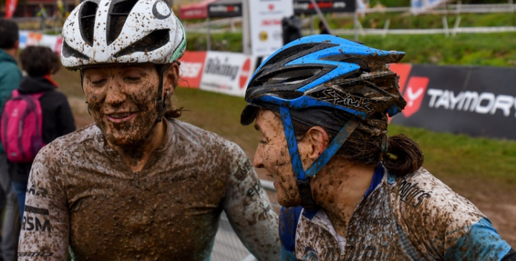 Mercè Pacios (dreta) plena de fang a l'arribada de la Copa Catalana